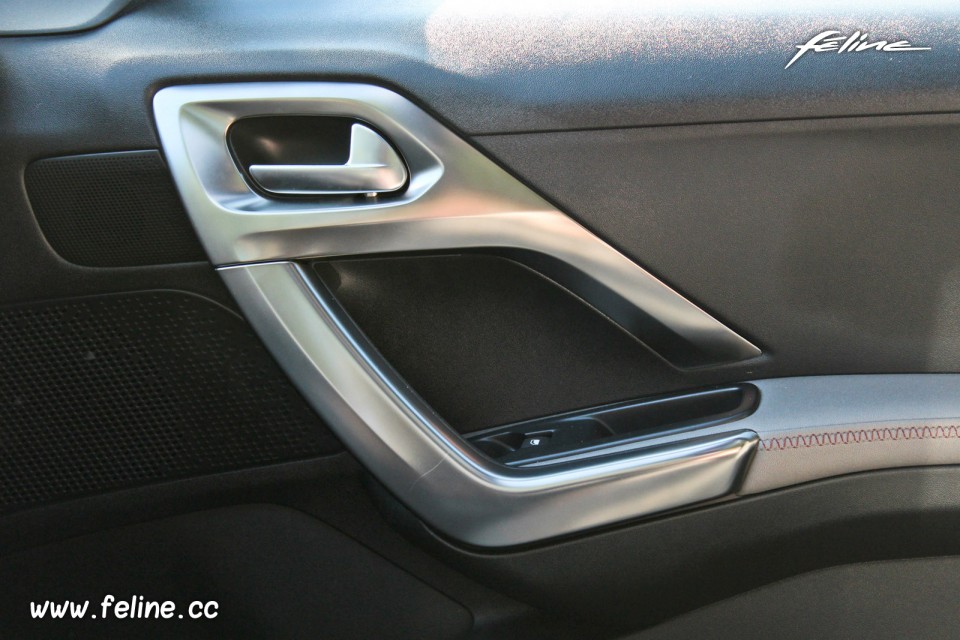 Photo poignée porte Peugeot 208 XY Dark Blue 1.6 THP 155 ch