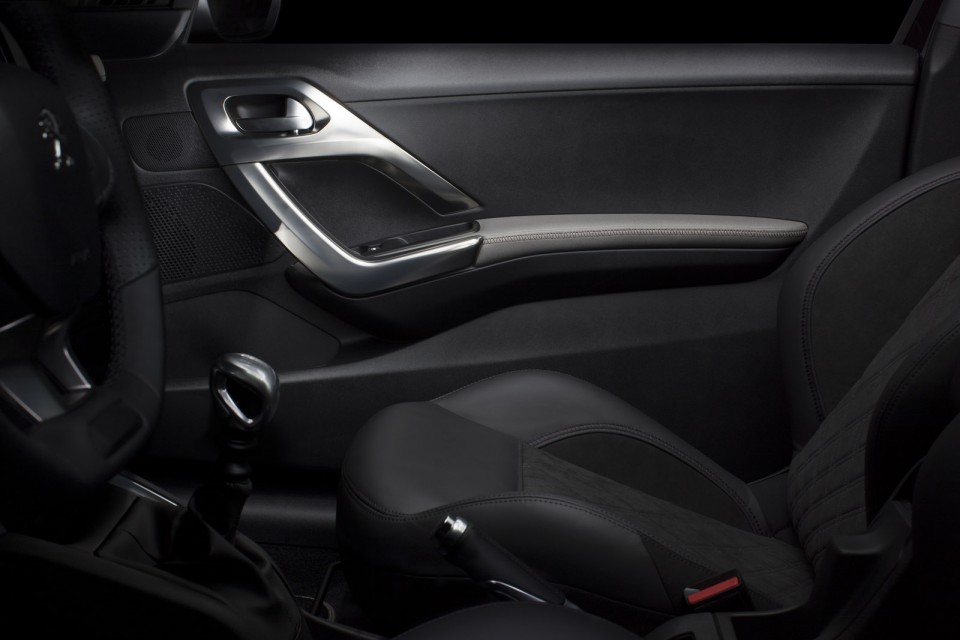 Panneau porte Garnissage Peugeot 208 XY - Photo officielle - 1-008