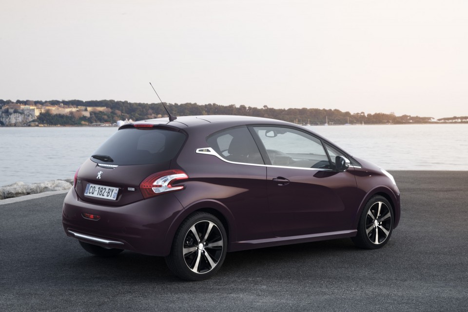 3/4 arrière Peugeot 208 XY - Purple Night - 1.6 e-HDi 115 - Côte d'Azur - 2-003