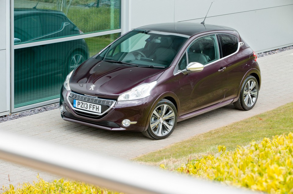 Photo Peugeot 208 XY Purple Night - Photo officielle (UK) - 1-001