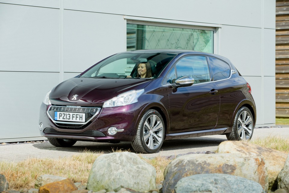 3/4 avant Peugeot 208 XY Purple Night - Photo officielle (UK) - 1-002