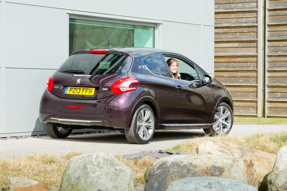 3/4 arrière Peugeot 208 XY Purple Night - Photo officielle (UK) - 1-003