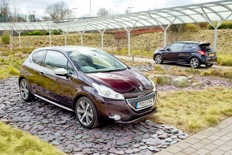 Peugeot 208 XY Purple Night et Dark Blue - Photo officielle (UK) - 1-004