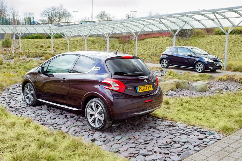 Peugeot 208 XY Purple Night et Dark Blue - Photo officielle (UK) - 1-005