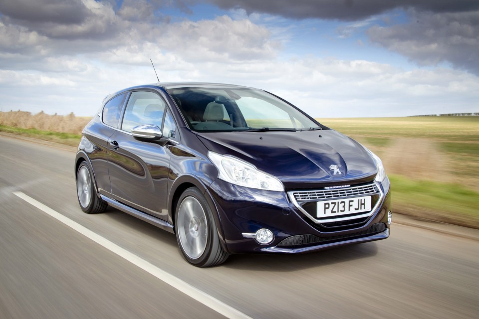 3/4 avant Peugeot 208 XY Dark Blue - Photo officielle (UK) - 1-006