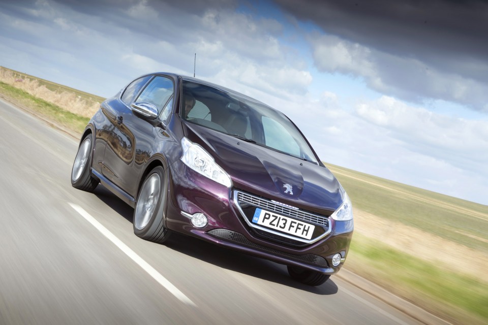 Peugeot 208 XY Purple Night - Photo officielle (UK) - 1-008