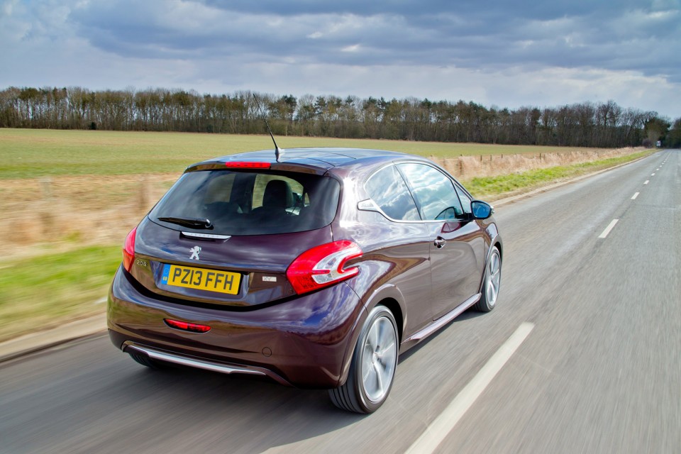 Peugeot 208 XY Purple Night - Photo officielle (UK) - 1-010