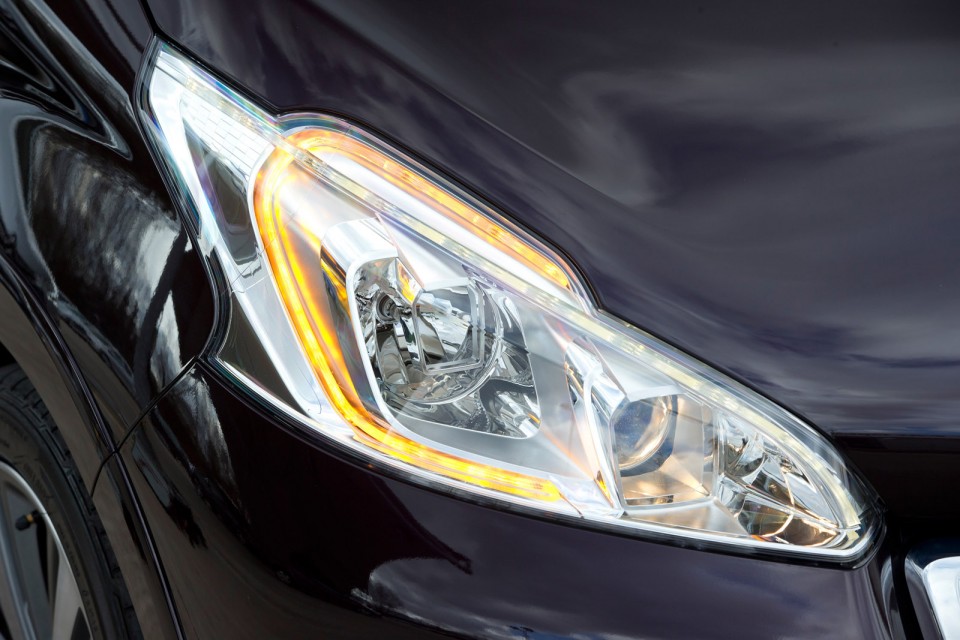 Projecteur avant Premium à LED Peugeot 208 XY - Photo officielle (UK) - 1-013
