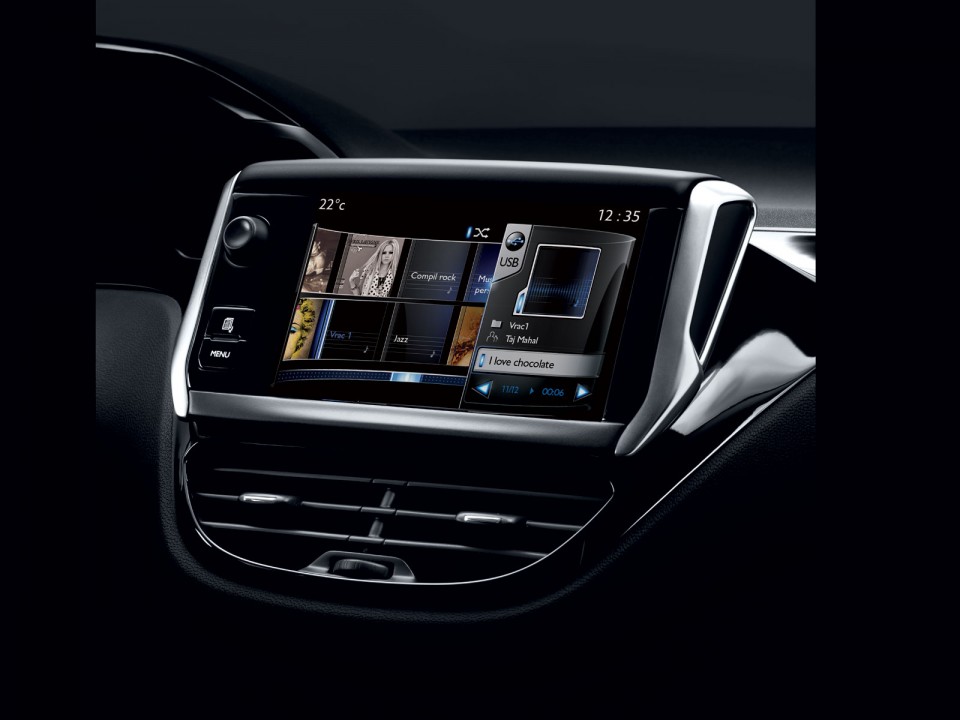 Modélisation 3D écran tactile Peugeot 208 005