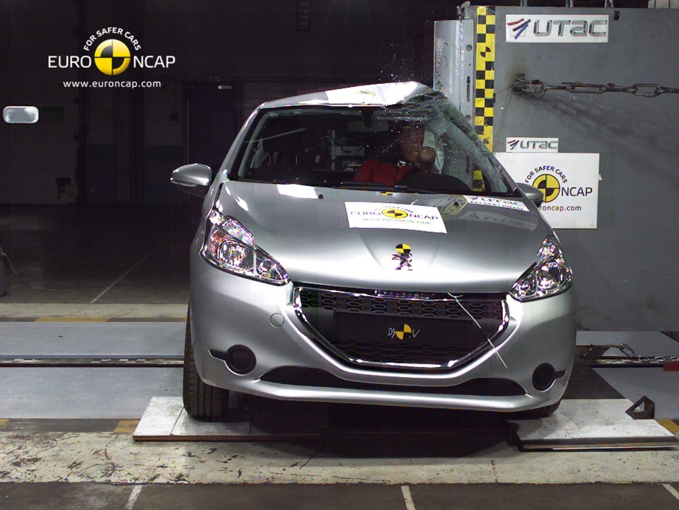 Crash Test Latéral Peugeot 208 - Euro NCAP