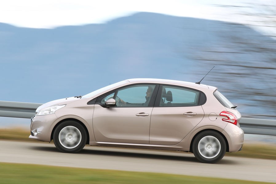 Comparatif Peugeot 208 Active 1.2l VTi 82 - Renault Clio IV 0.9l TCe 90 - 1-007