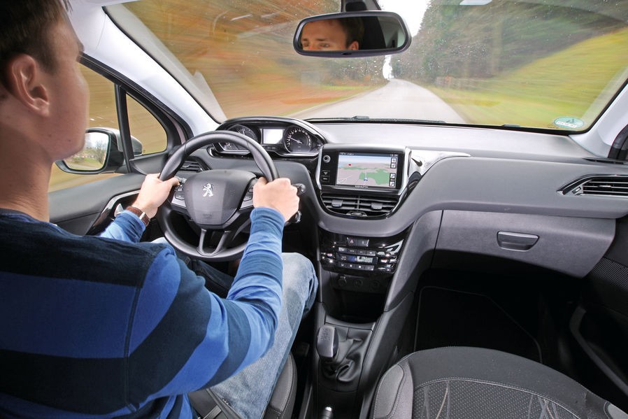 Comparatif Peugeot 208 Active 1.2l VTi 82 - Renault Clio IV 0.9l TCe 90 - 1-009