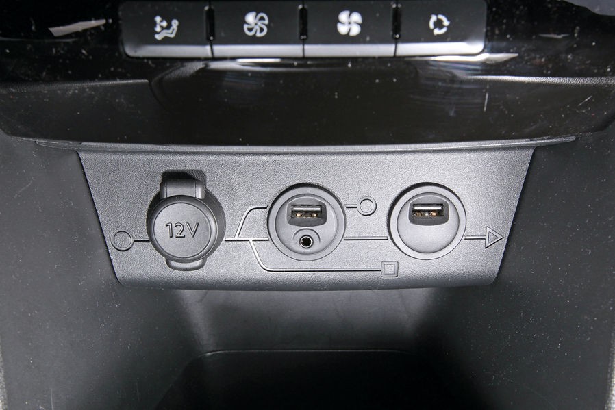 Comparatif Peugeot 208 Active 1.2l VTi 82 - Renault Clio IV 0.9l TCe 90 - 1-011