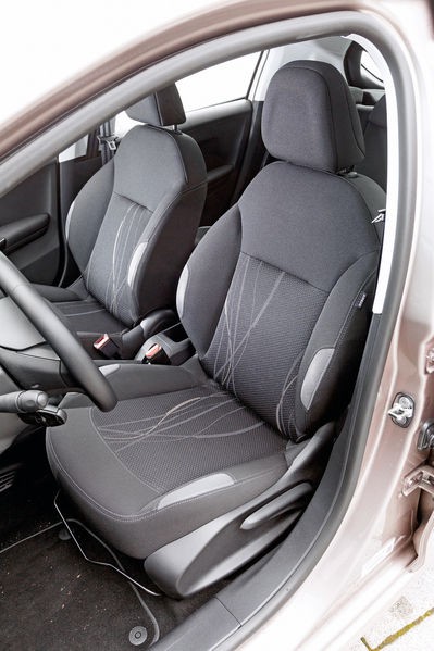 Comparatif Peugeot 208 Active 1.2l VTi 82 - Renault Clio IV 0.9l TCe 90 - 1-012