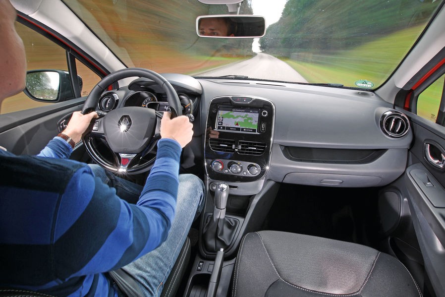 Comparatif Peugeot 208 Active 1.2l VTi 82 - Renault Clio IV 0.9l TCe 90 - 1-021