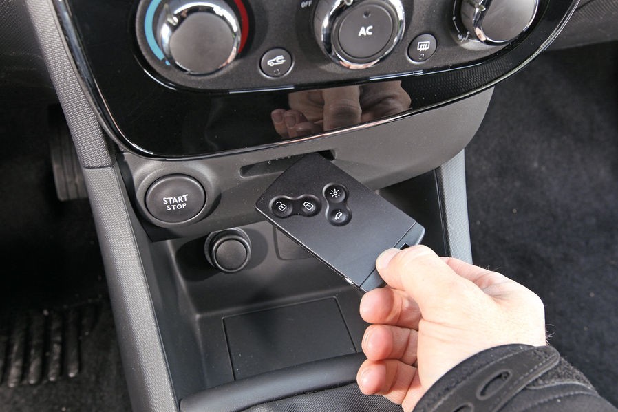 Comparatif Peugeot 208 Active 1.2l VTi 82 - Renault Clio IV 0.9l TCe 90 - 1-024