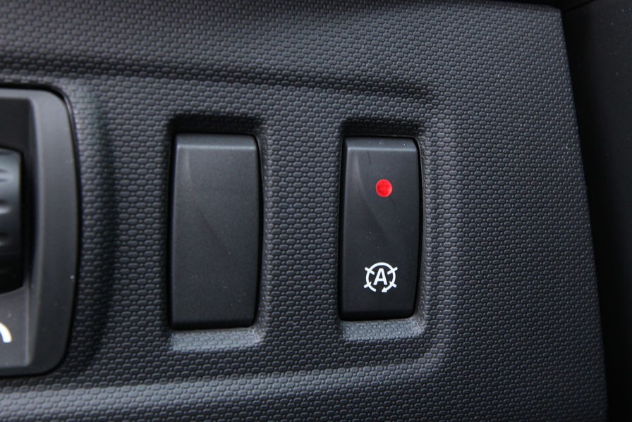 Comparatif Peugeot 208 Active 1.2l VTi 82 - Renault Clio IV 0.9l TCe 90 - 1-025