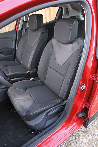 Comparatif Peugeot 208 Active 1.2l VTi 82 - Renault Clio IV 0.9l TCe 90 - 1-026