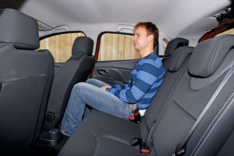 Comparatif Peugeot 208 Active 1.2l VTi 82 - Renault Clio IV 0.9l TCe 90 - 1-027