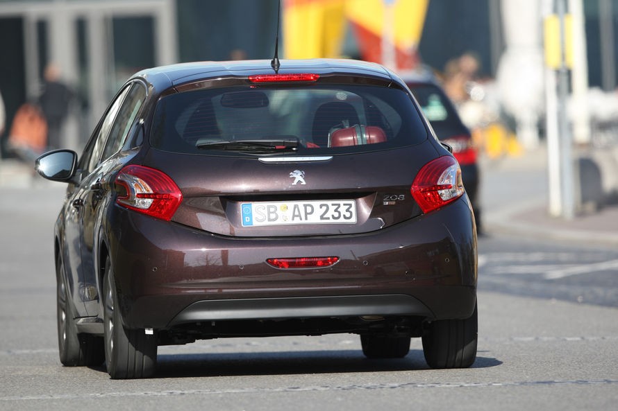 Essais Peugeot 208 Allure 1.6 e-HDi 115 Rouge Noir - 007