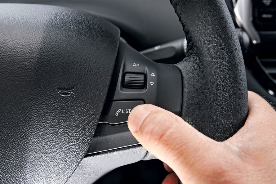Commande au volant Peugeot 208