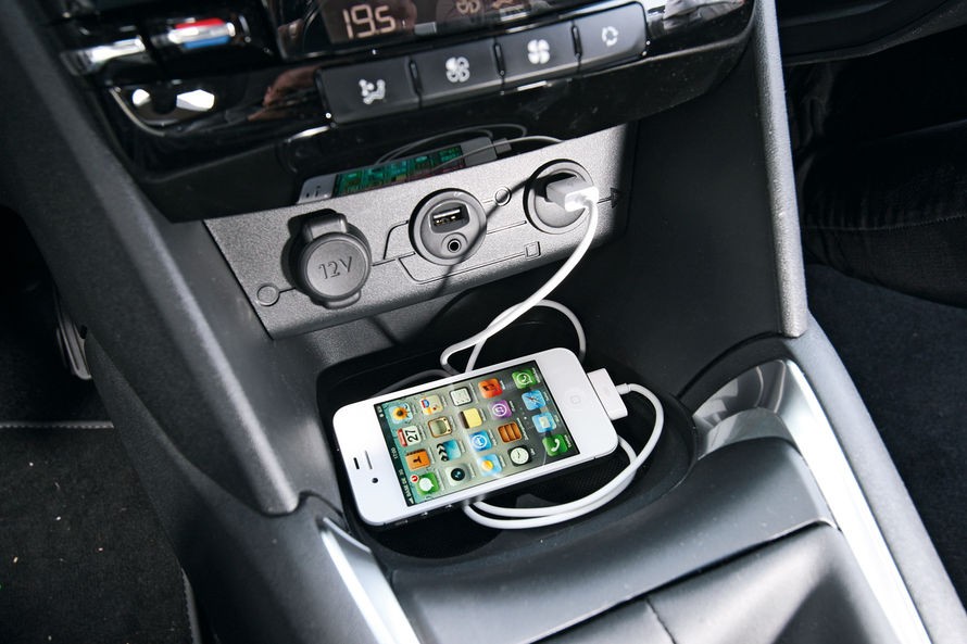 Prises USB et iPhone sur Peugeot 208