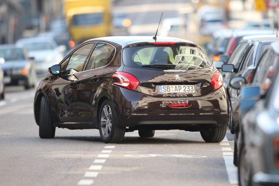 Essais Peugeot 208 Allure 1.6 e-HDi 115 Rouge Noir - 020