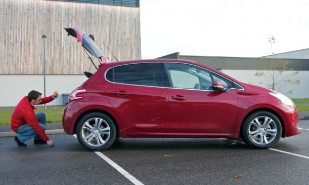 Profil et coffre ouvert Peugeot 208 - Rouge Erythrée