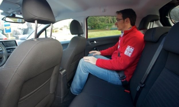 Espace aux jambes Peugeot 208 - Rouge Erythrée