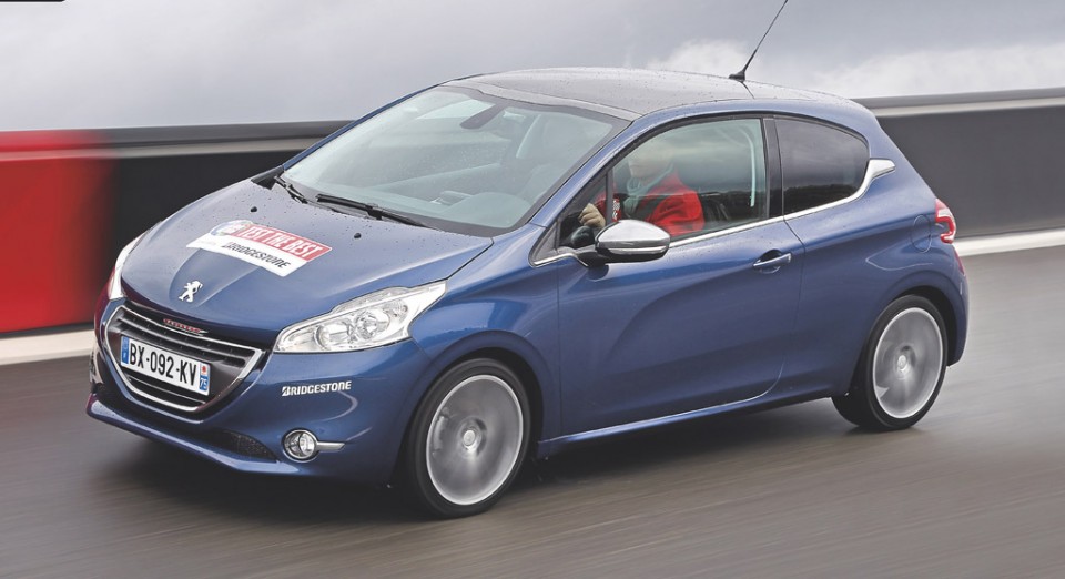 Essai Peugeot 208 Féline - Bleu Virtuel - 3 portes 02