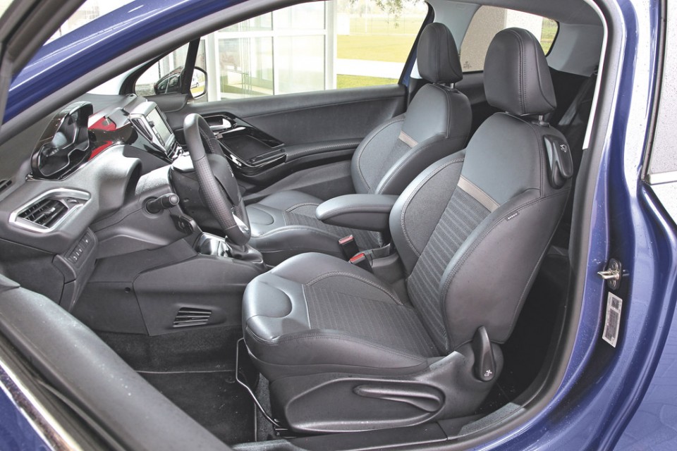 Intérieur Bi-matière 3D Ekmet noir/gris - Peugeot 208 Féline