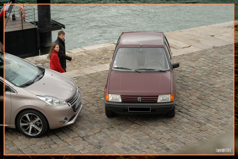 Comparatif Peugeot 208 Féline Blossom Grey et Peugeot 205 GR Bordeaux 019