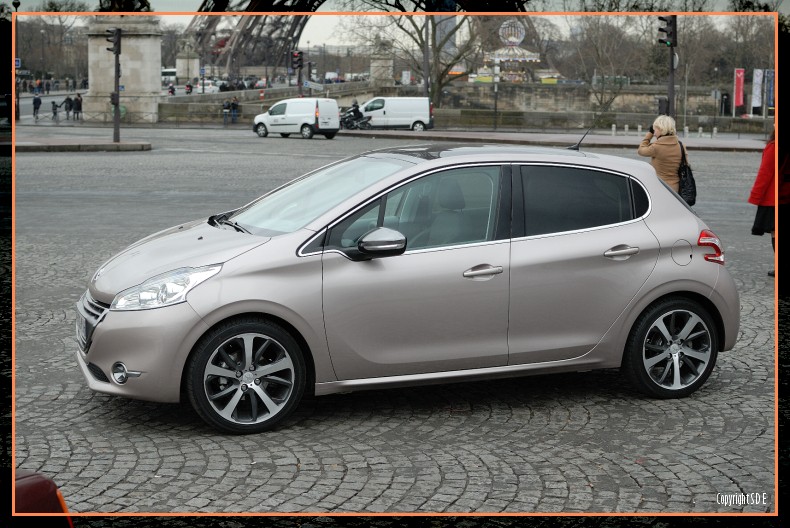 Peugeot 208 Féline Blossom Grey de profil 023