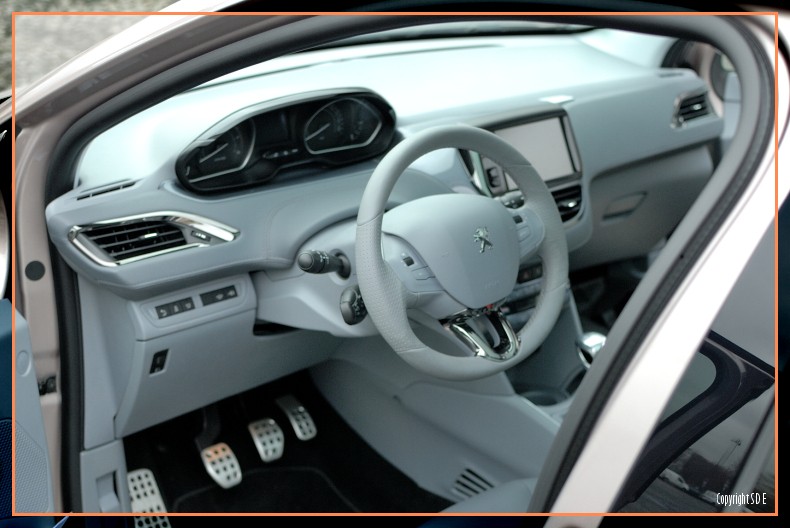 Intérieur Peugeot 208 Féline Blossom Grey 024