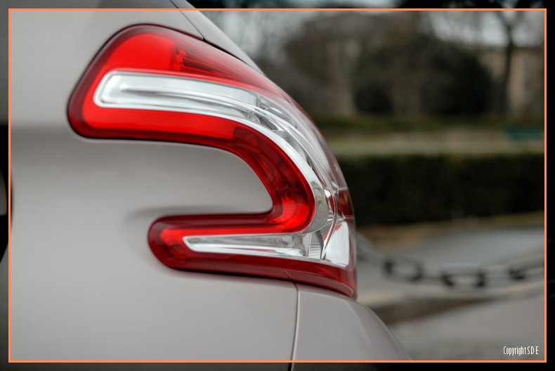 Feu arrière Peugeot 208 Féline Blossom Grey 029