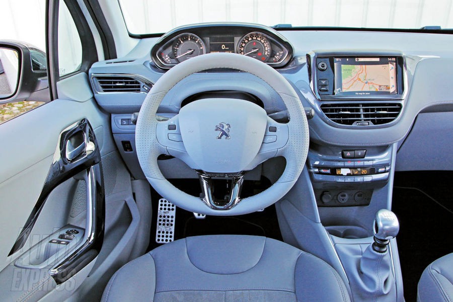 Poste de conduite Peugeot 208 Féline