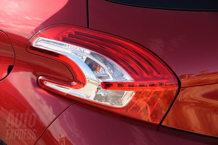Bloc optique arrière à LED - Peugeot 208 Allure - Rouge Erythrée