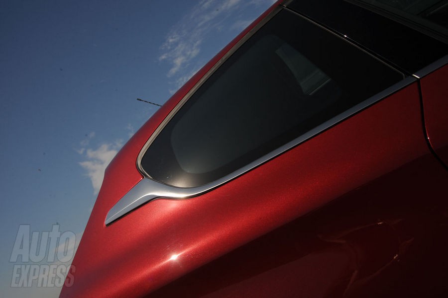 Enjoliveur chromé de custode arrière - Peugeot 208 Allure - Rouge Erythrée - 3 portes