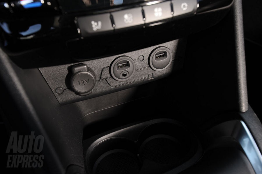 Prises 12V, USB, AUX et porte-gobelets Peugeot 208 Allure