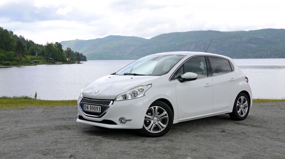 Peugeot 208 Allure 1.6 e-HDi 92 Blanc Banquise 5 portes - 001