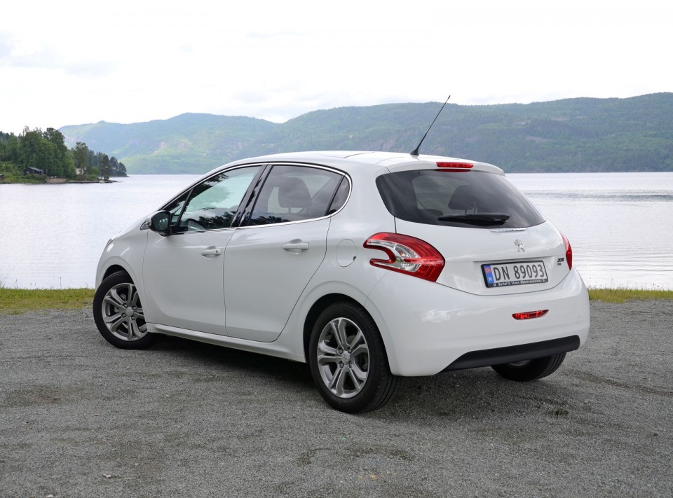 Peugeot 208 Allure 1.6 e-HDi 92 Blanc Banquise 5 portes - 002