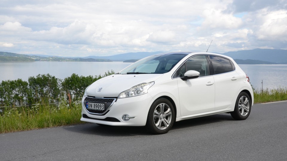 Peugeot 208 Allure 1.6 e-HDi 92 Blanc Banquise 5 portes - 004