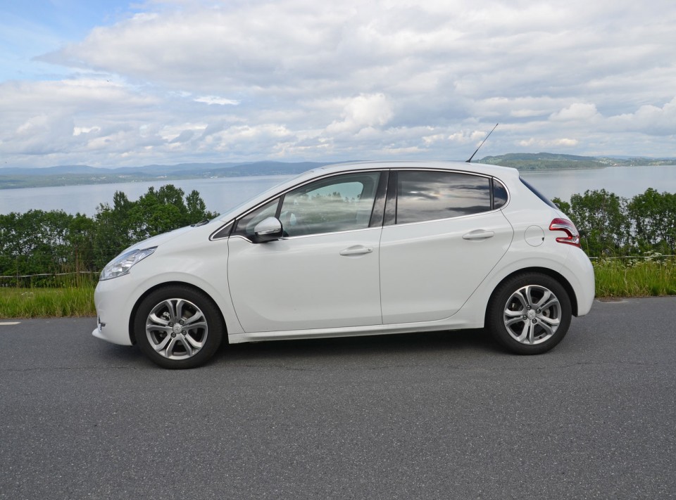 Peugeot 208 Allure 1.6 e-HDi 92 Blanc Banquise 5 portes - 005