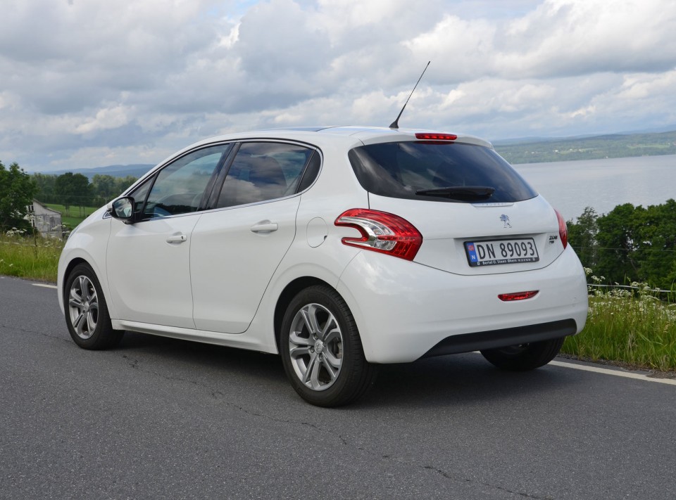 Peugeot 208 Allure 1.6 e-HDi 92 Blanc Banquise 5 portes - 006