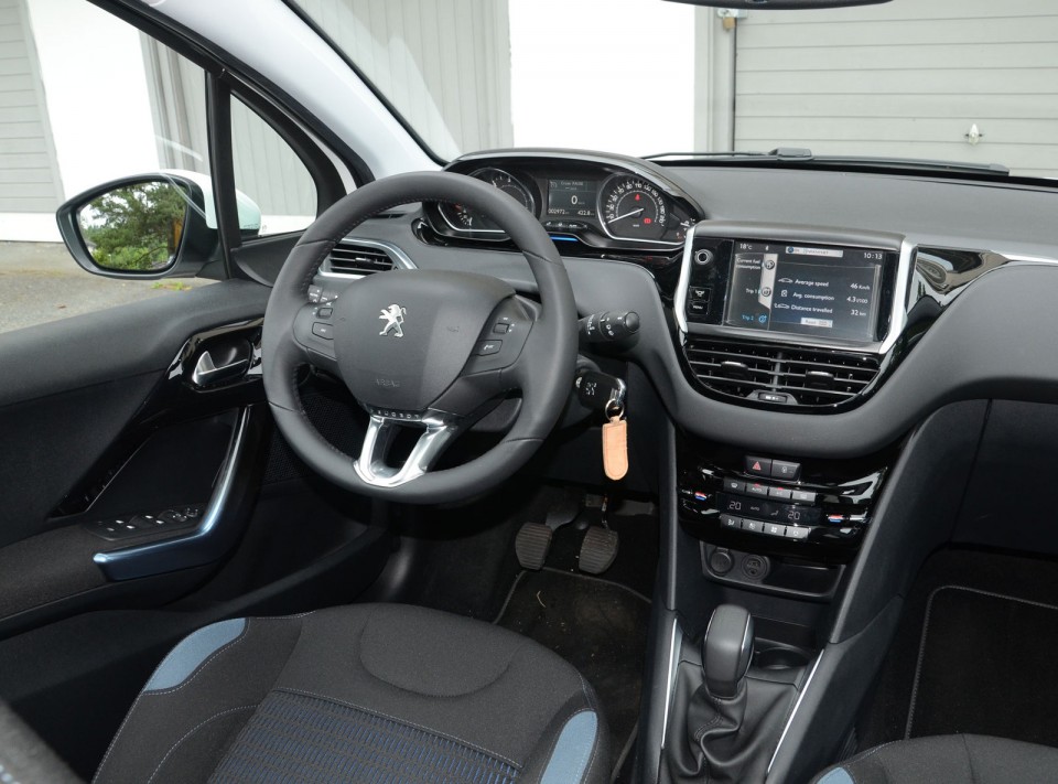 Intérieur Ekmet Noir Bleu Peugeot 208 Allure 1.6 e-HDi 92 Blanc Banquise 5 portes - 008