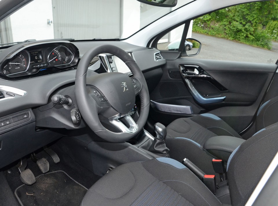Intérieur Ekmet Noir Bleu Peugeot 208 Allure 1.6 e-HDi 92 Blanc Banquise 5 portes - 009