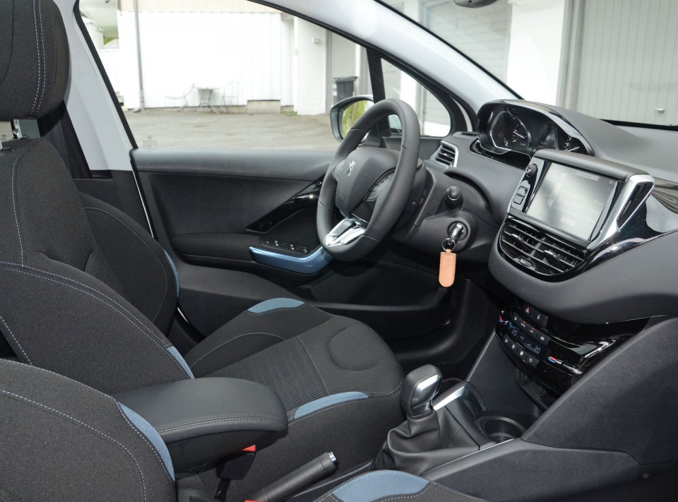 Intérieur Ekmet Noir Bleu Peugeot 208 Allure 1.6 e-HDi 92 Blanc Banquise 5 portes - 010