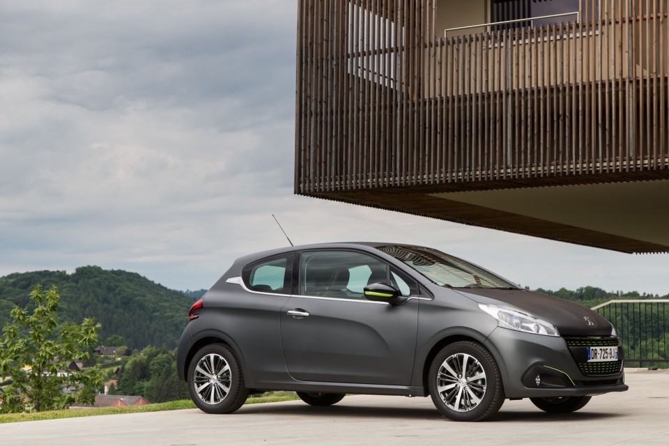 Photo 3/4 avant Peugeot 208 Allure Ice Silver restylée - Essais