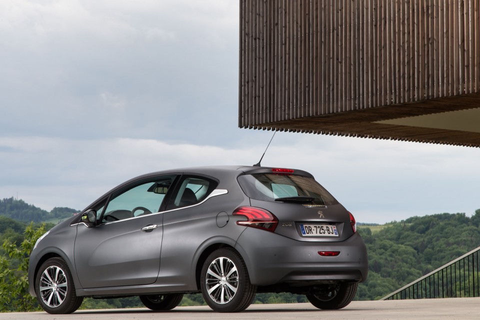 Photo 3/4 arrière Peugeot 208 Allure Ice Silver restylée - Ess