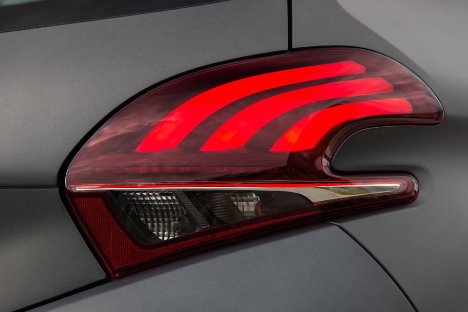 Photo feu arrière LED Peugeot 208 Allure Ice Silver restylée -